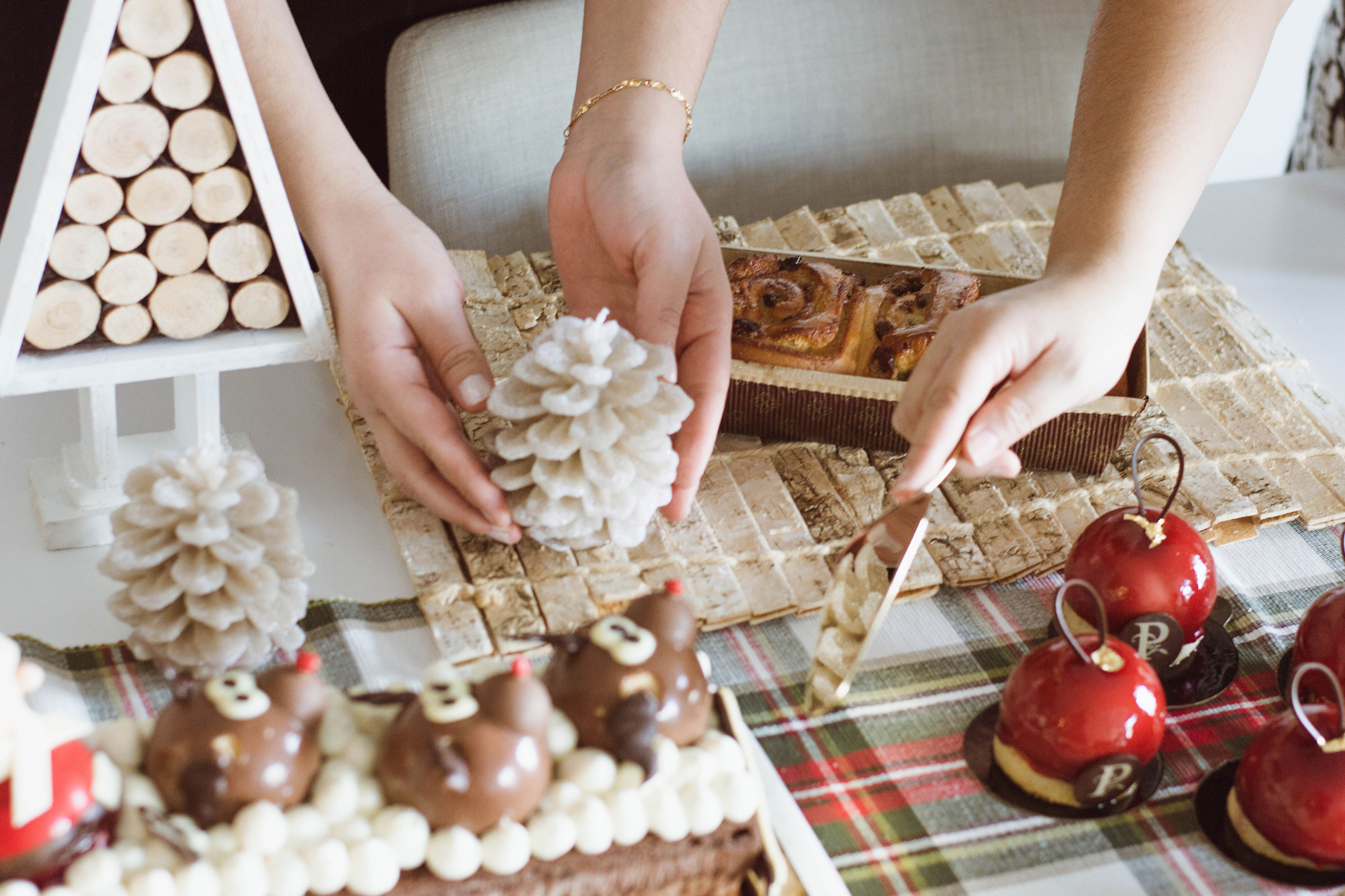 Play hostess without losing your cool: here are our surefire tips to throwing (and enjoying) your own holiday dinner party.