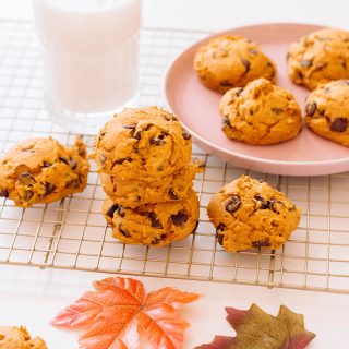 This recipe for pumpkin cookies only requires 4 ingredients, so they're super duper easy to make. And you know what? They're absolutely delicious! So full of pumpkin-goodness! #pumpkincookies