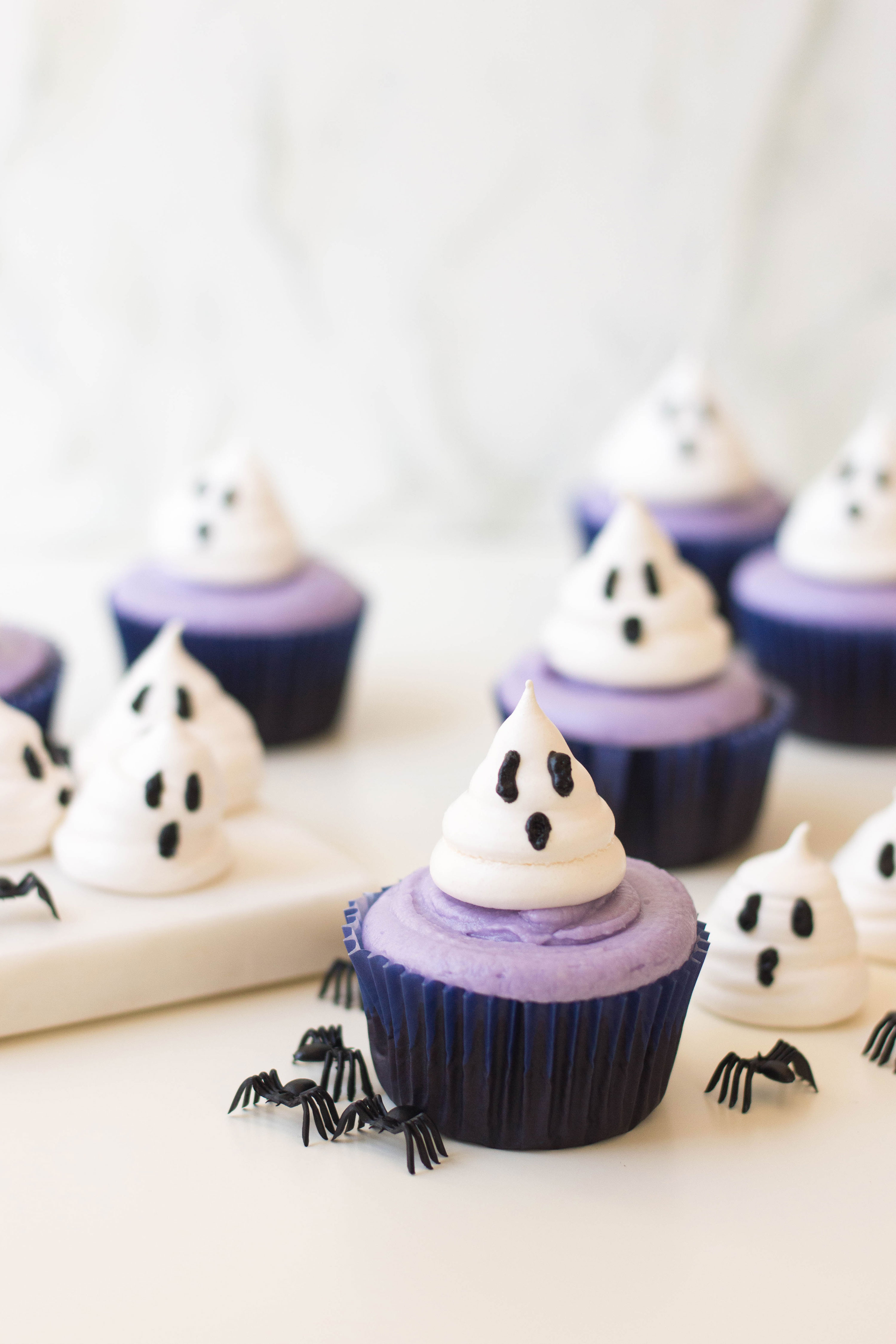 Meringue cookies take a new twist with these delicious (and oh-so adorable) Ghost Cupcakes. They're perfect for Halloween because their ghoulish AND sweet! #halloweencupcakes