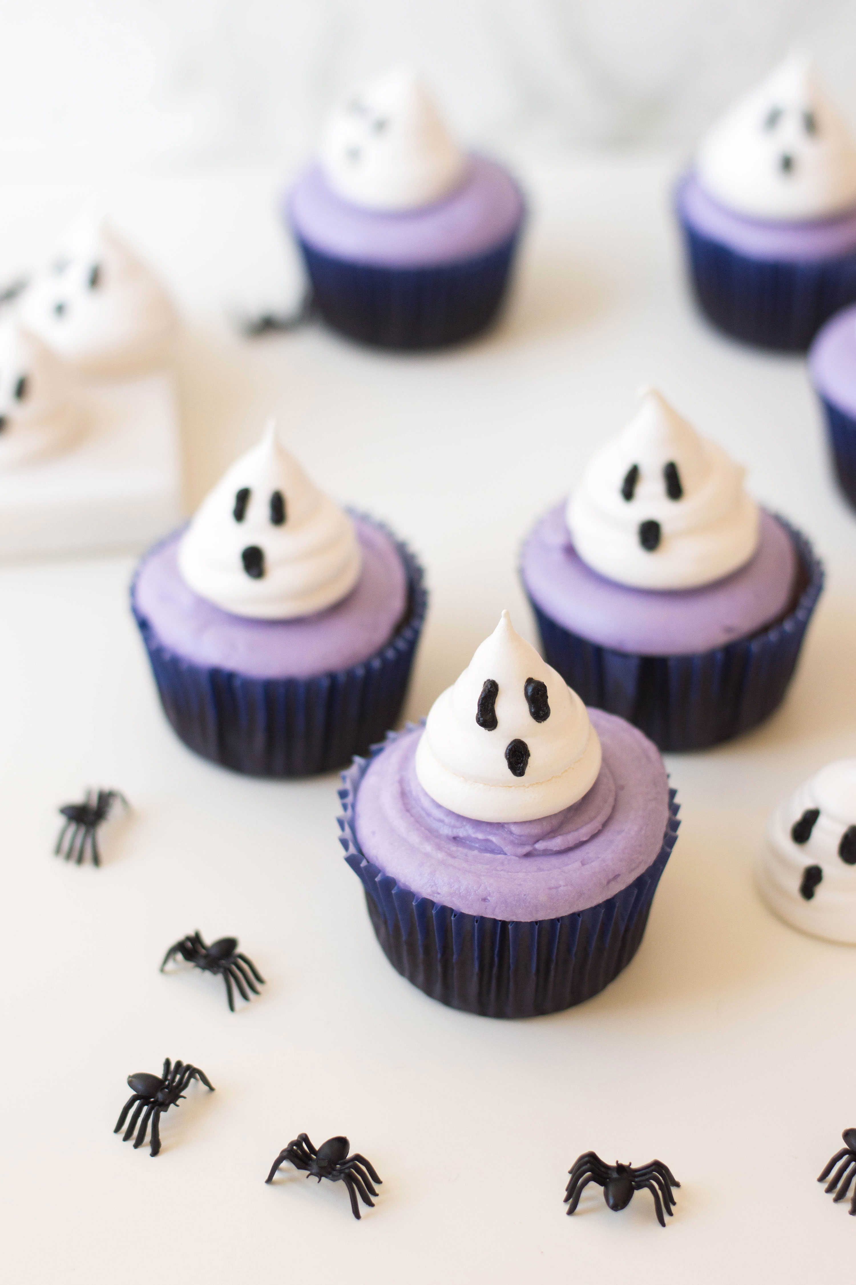 Meringue cookies take a new twist with these delicious (and oh-so adorable) Ghost Cupcakes. They're perfect for Halloween because their ghoulish AND sweet! #halloweencupcakes