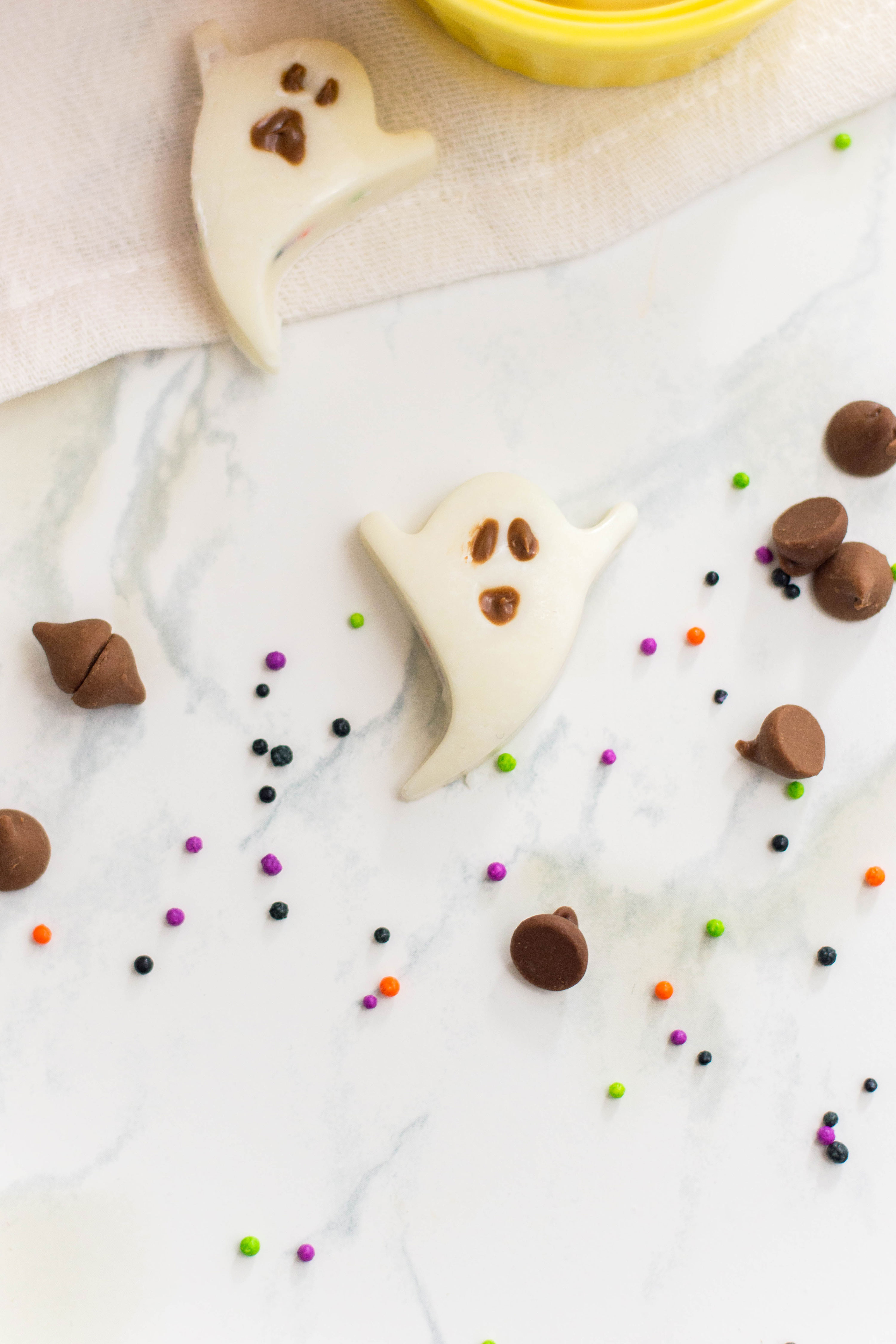 Boo! Are you excited for Halloween? Add some extra sweetness to your Halloween dessert offering by making these white chocolate ghosts! #halloweenbaking