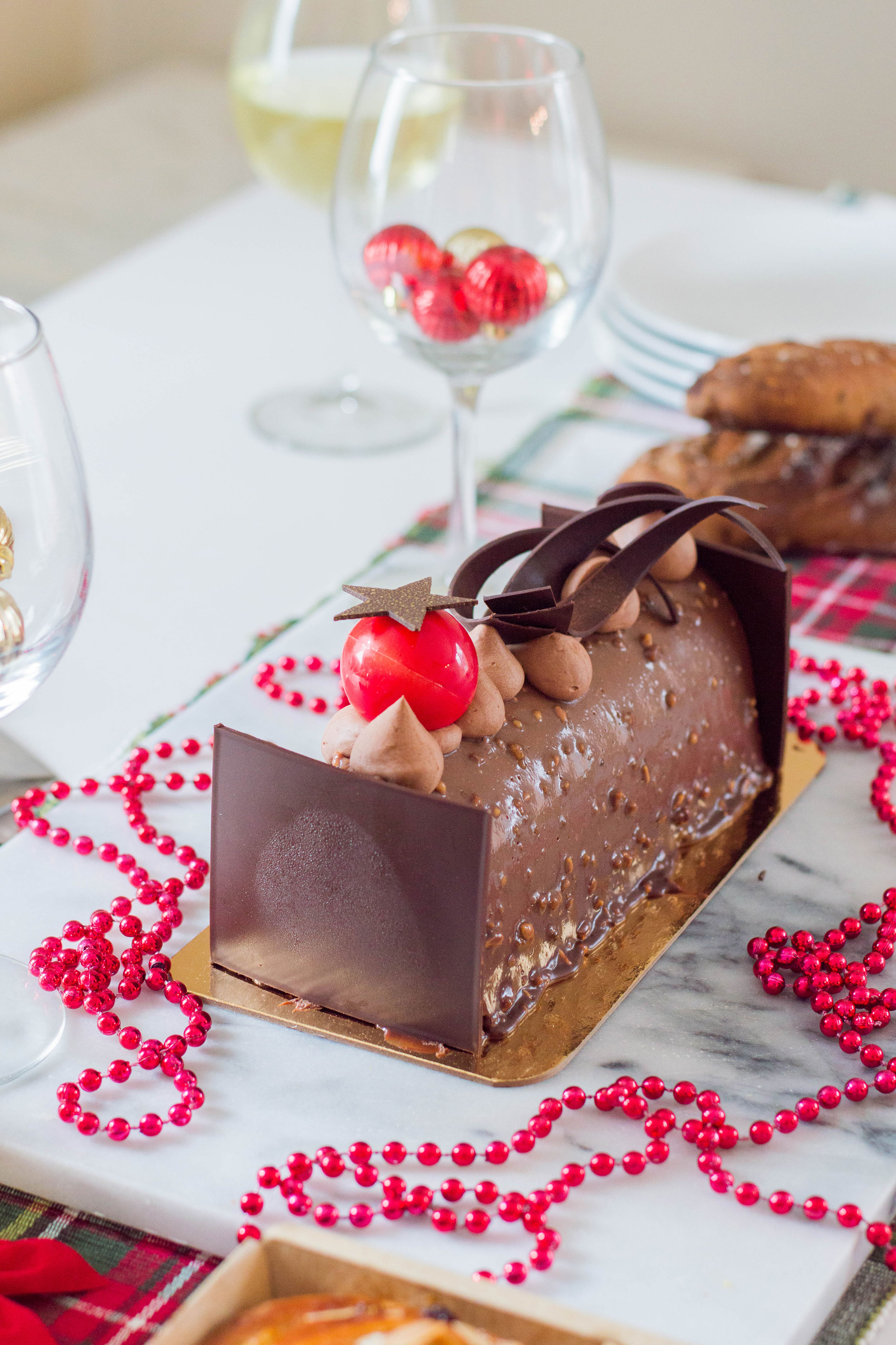 Ready to host for the holidays? Here's how to put together the sweetest Christmas dessert table. #christmasdesserts