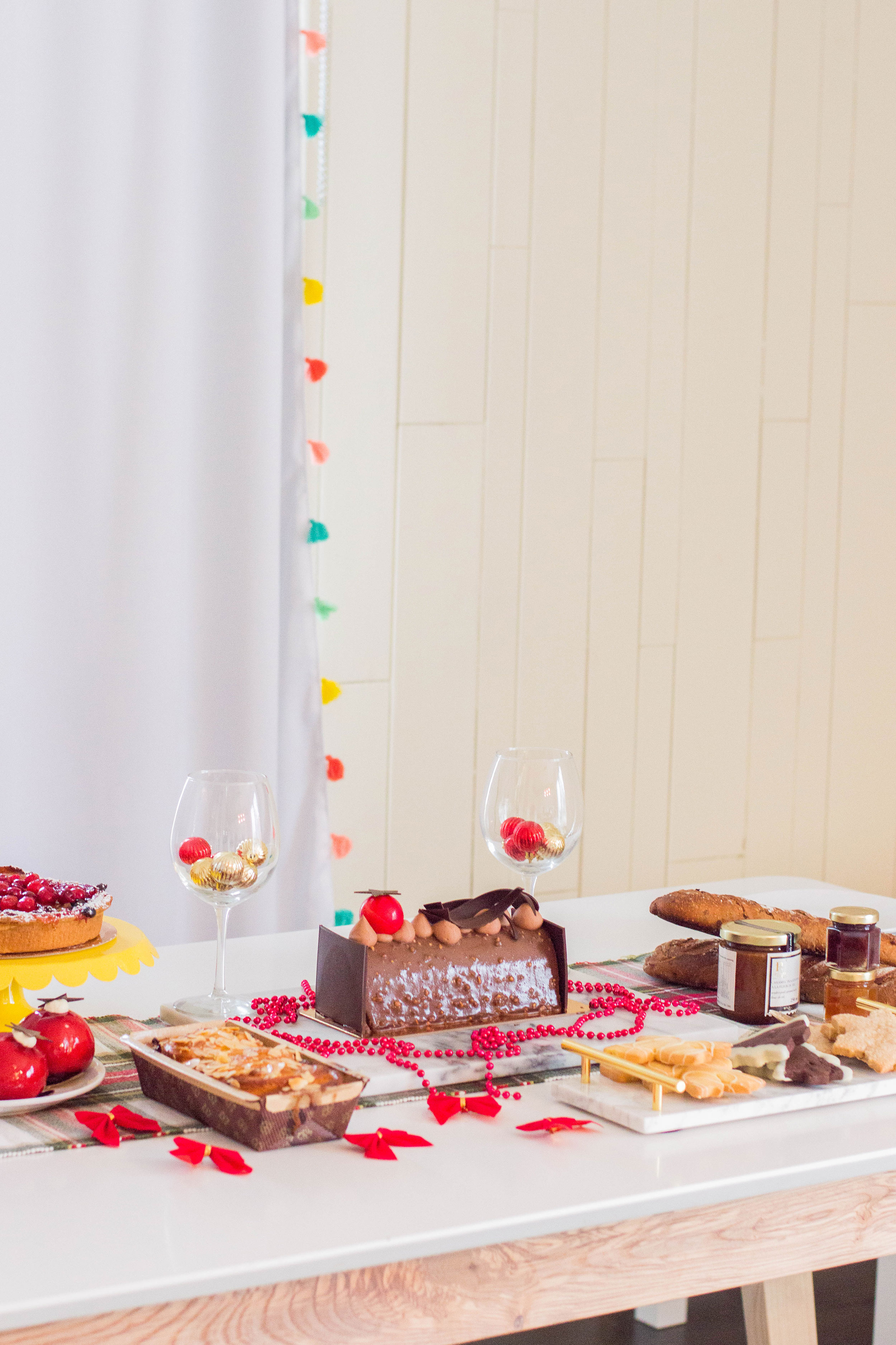 Ready to host for the holidays? Here's how to put together the sweetest Christmas dessert table. #christmasdesserts