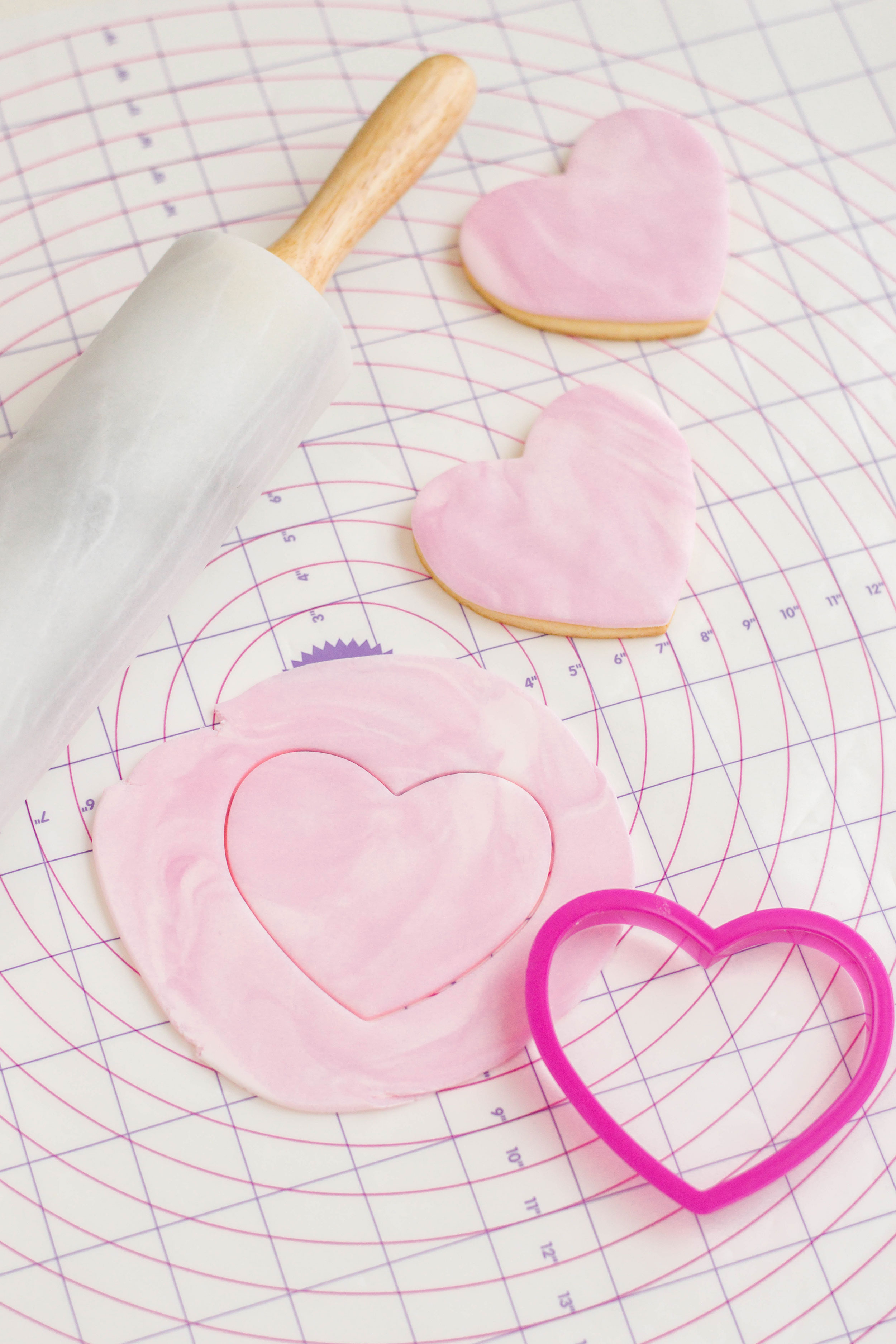 Too cute, these are. Celebrate Valentine's Day with these ultra cute heart-shaped Yoda Sugar Cookies. The force can be romantic, too! #valentinesdayrecipes #starwarscookies