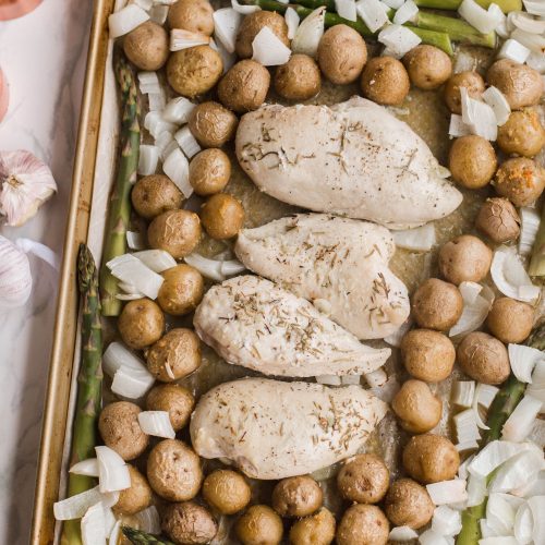 Need an easy dinner solution for your family? Then our Sheet Pan Chicken Dinner is a must-try! #sheetpandinners