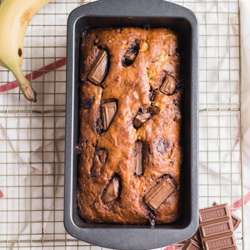 This Hershey Bar Banana Bread brings in two family favourites: the taste of a classic Hershey bar and comfort of a classic banana loaf. #bananabreadrecipe