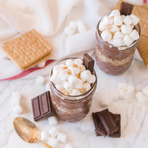 Who loves s’mores? Well, if you’re a fan then you have to try out this homemade S’mores Pudding - SO delicious and so nostalgic! #smoresdesserts