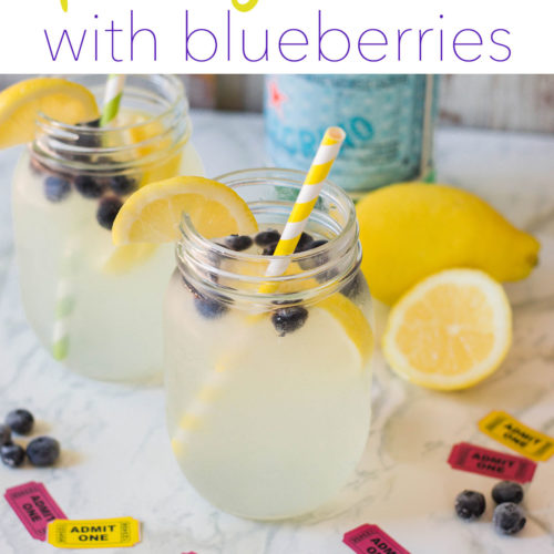 Blueberry and lemons come together to make this delicious Sparkling Lemonade with Blueberries - just the refreshing treat you need on those hot summer days! #lemonaderecipe